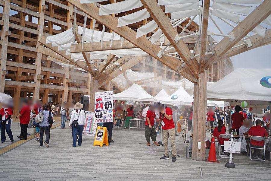 　『２０２５大阪・関西万博』８月２９日（金）「大阪ヘルスケアパビリオン」の前で開催していた『科学縁日』の様子（１０時／Ｌｍａｇａ.ｊｐ撮影）