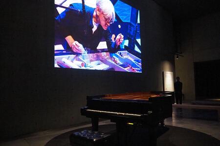 　長年愛用したグランドピアノで５曲が演奏されるプログラム 『Ｒｙｕｉｃｈｉ Ｓａｋａｍｏｔｏ： Ｐｌａｙｉｎｇ ｔｈｅ Ｐｉａｎｏ ２０２５－Ｄ』