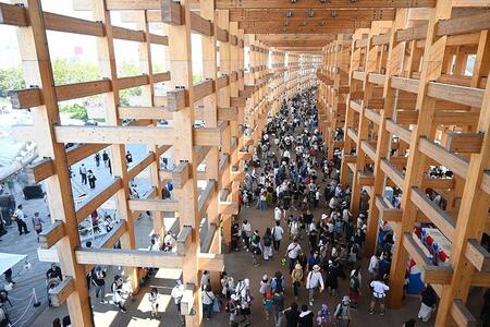 　『２０２５大阪・関西万博』８月３０日（土）大屋根リング下で休憩する人々（１４時頃／Ｌｍａｇａ.ｊｐ撮影）