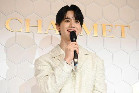 　『大阪・関西万博』にて、「ショーメ、自然美への賛歌」のオープニングイベントに登場したＪＯ１の佐藤景瑚（９月１日・フランスパビリオン）