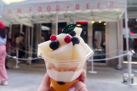 　ＯＲＡ 外食パビリオン「宴」内で開催中の「食パラダイス鳥取県」で食べられる「京橋千疋屋」プロデュースの「鳥取県産２種の梨パフェ」（１２００円）