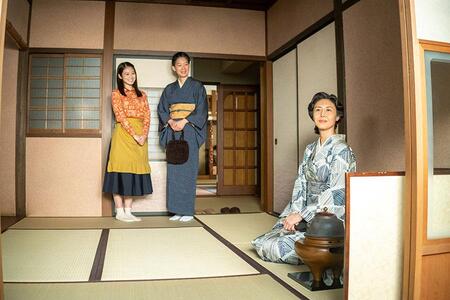 　『あんぱん』第１１１回より。嵩の母・登美子を自宅に招いたのぶとのぶの母・羽多子。写真左から、のぶ（今田美桜）、羽多子（江口のりこ）、登美子（松嶋菜々子）©ＮＨＫ