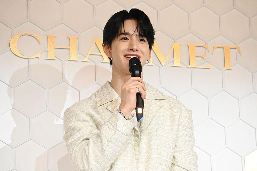 　『大阪・関西万博』にて、「ショーメ、自然美への賛歌」のオープニングイベントに登場したＪＯ１の佐藤景瑚（９月１日・フランスパビリオン）