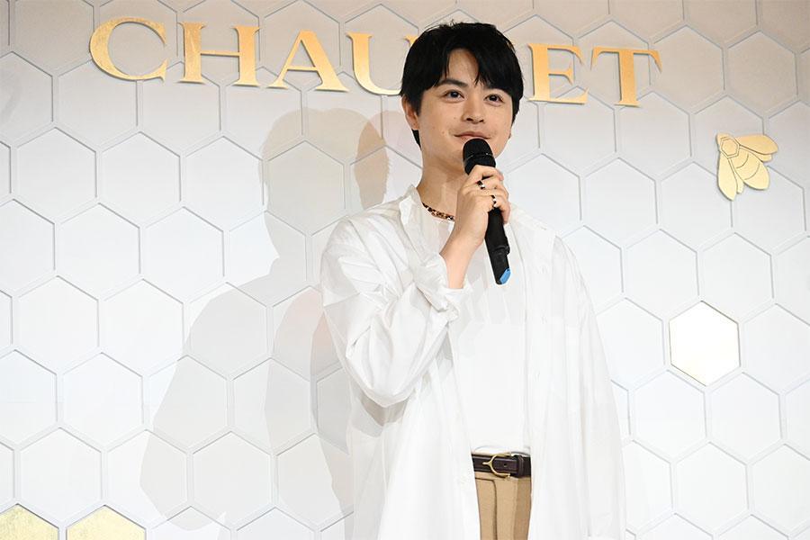 　『大阪・関西万博』にて、「ショーメ、自然美への賛歌」のオープニングイベントに登場した瀬戸康史（９月１日・フランスパビリオン）