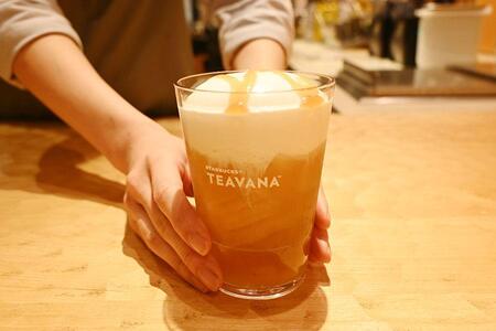 　「加賀 棒 ほうじ茶と白桃のムース ティー」（イートイン７５０円、テイクアウト７３６円）