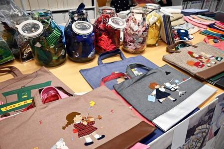 　過去のデニムバッグや、サンプル生地などさまざまな素材を参考にしながら、周年記念のデニムバッグを作っていく