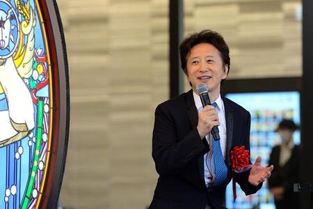 　｢ＴＨＥ ＦＯＵＮＴＡＩＮ ＢＯＹ｣を前に作品への思いを語る荒木氏（２０２４年７月 Ｌｍａｇａ.ｊｐ撮影）