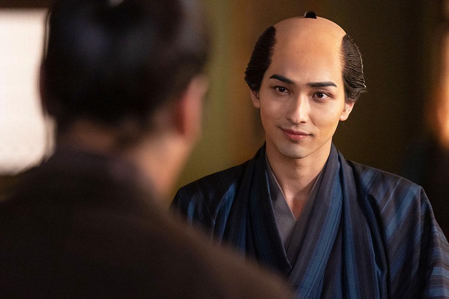 　『べらぼう～蔦重栄華乃夢噺～』第３４回より。狂歌師・大田南畝と話す重三郎（横浜流星）©ＮＨＫ