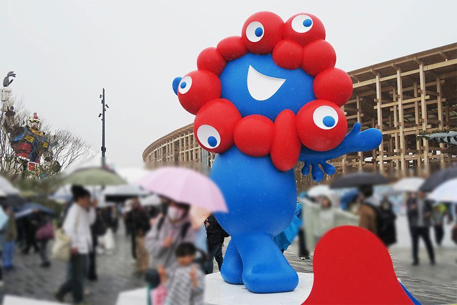 　『大阪・関西万博』 開幕初日（４月１３日）の様子、会場には小雨が降っていた（Ｌｍａｇａ.ｊｐ撮影）