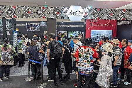 　『大阪・関西万博』ＷＡＳＳＥで９月３日から『九州の宝を世界へ』がスタート。５日まで先着順でお茶（各日２５０杯）とりんご黒酢（各日３００杯）の試飲が楽しめる（９月３日・１０時頃／Ｌｍａｇａ.ｊｐ撮影）