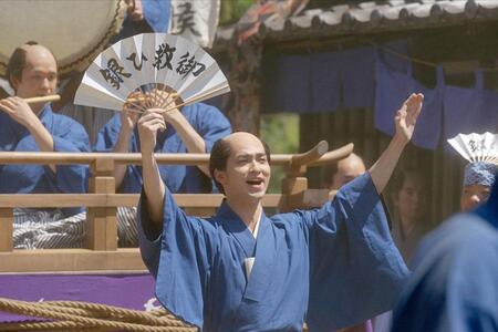 　『べらぼう～蔦重栄華乃夢噺～』第３３回より。「御救い銀」が出ることを「読売」で知らせる重三郎（横浜流星）たち　©ＮＨＫ