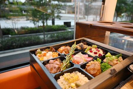 　「ＪＡＬ×ガンダム レストランバス」の中では景色を見ながら名店の料理が食べられる