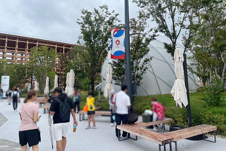 　強風対策、入口付近のパラソルも閉じられ…（９月５日・Ｌｍａｇａ.ｊｐ撮影）