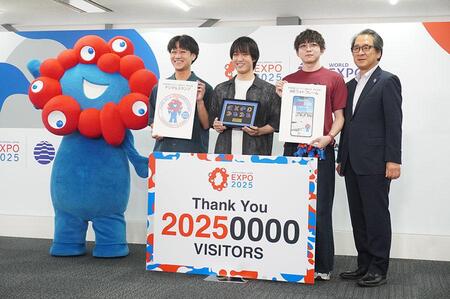 　２０２５万人突破を記念したセレモニーの様子。左からミャクミャク、徳丸晴天さん、池町和史さん、小谷陽人さん、石毛会長（９月６日／大阪・関西万博）