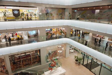 　「ＫＩＴＴＥ大阪」（大阪市北区）の吹き抜けの様子（Ｌｍａｇａ.ｊｐ撮影）