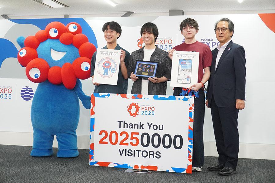 　２０２５万人突破を記念したセレモニーの様子。左からミャクミャク、徳丸晴天さん、池町和史さん、小谷陽人さん、石毛会長（９月６日／大阪・関西万博）