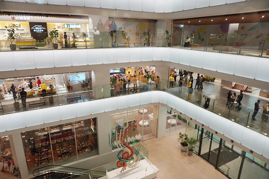 　「ＫＩＴＴＥ大阪」（大阪市北区）の吹き抜けの様子（Ｌｍａｇａ.ｊｐ撮影）