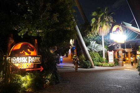 　「ジュラシック・パーク」入り口付近の夜の様子