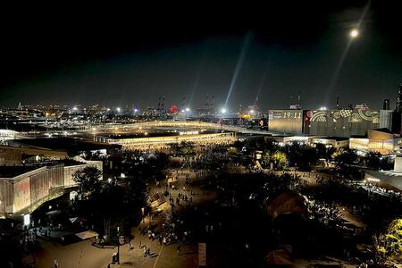 　『大阪・関西万博』大屋根リングから見た東ゲートと満月（１９時１１分頃・Ｌｍａｇａ.ｊｐ撮影）