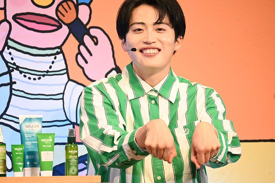 　『ロフト コスメフェスティバル ２０２５ＡＷ』で「ＷＥＬＥＤＡ」の良さを語るレインボー池田（９月６日・大阪市内）