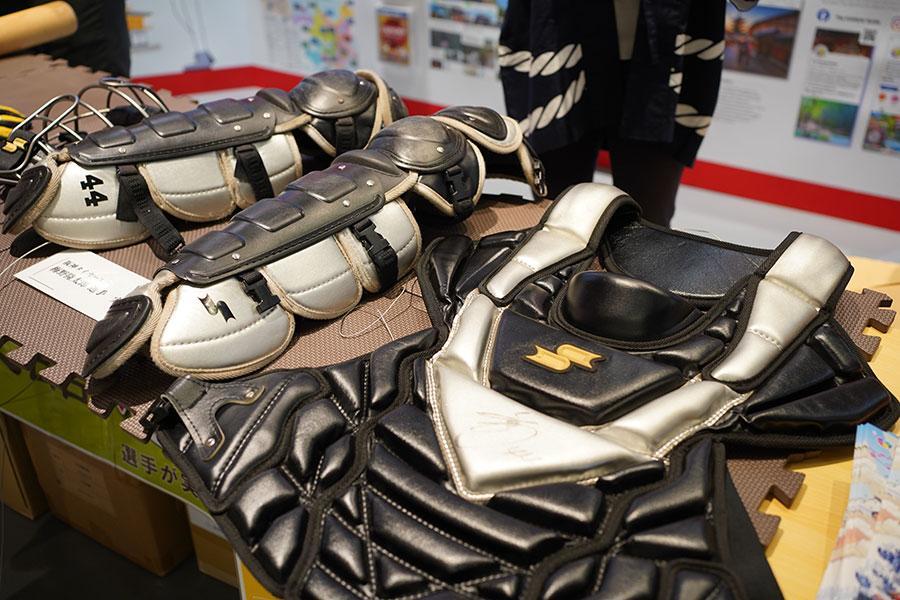 　『大阪・関西万博』に展示されている「阪神タイガース」梅野隆太郎選手のキャッチャー道具（９月８日・１０時５０分／Ｌｍａｇａ.ｊｐ撮影）