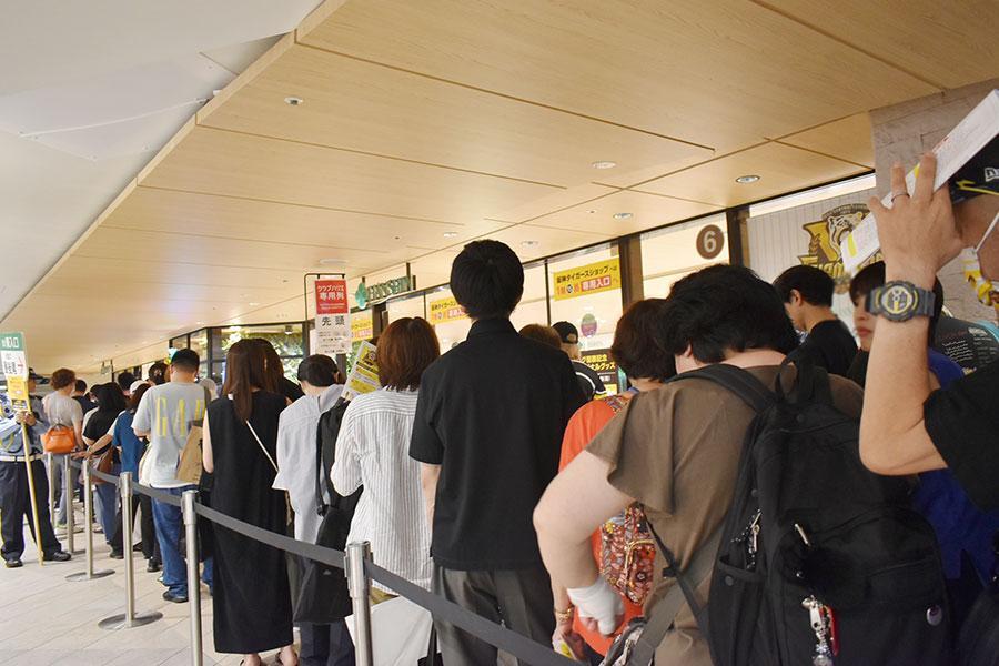 　店舗周辺にはどこまで続くのかというほど長い行列が（９月８日・阪神百貨店）