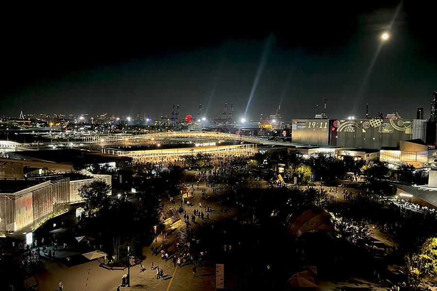 　『大阪・関西万博』大屋根リングから見た東ゲートと満月（１９時１１分頃・Ｌｍａｇａ.ｊｐ撮影）