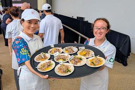 『大阪・関西万博』で9月10日と11日に行われるオーストラリア館の「ラム焼きそば」無料配布の様子（9月10日・11時40分頃／Lmaga.jp撮影）