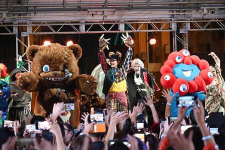 『ハロウィーン・ホラー・ナイト』特別ステージで踊るハミクマとミャクミャク（９月９日／大阪・関西万博）