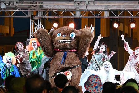 万博のステージに降臨したハミクマと『ハロウィーン・ホラー・ナイト』のゾンビたち（９月９日／大阪・関西万博）
