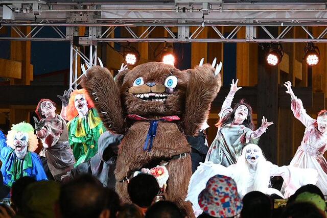 ハミクマ」が万博に降臨！ USJファンの熱気に、万博来場者＆ミャク