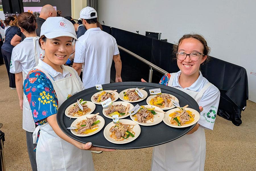 『大阪・関西万博』で9月10日と11日に行われるオーストラリア館の「ラム焼きそば」無料配布の様子（9月10日・11時40分頃／Lmaga.jp撮影）