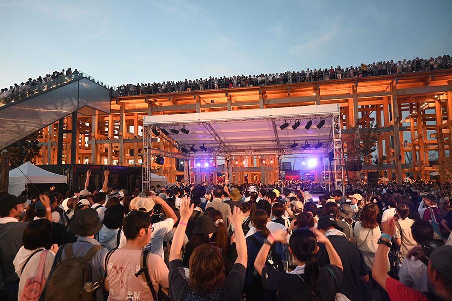 『大阪・関西万博「ハロウィーン・ホラー・ナイト」特別ステージ』開催前の様子。大屋根リングもびっしり（９月９日・１８時頃／大阪・関西万博）