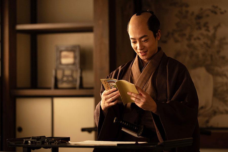 『べらぼう～蔦重栄華乃夢噺～』第３５回より。黄表紙『文武二道万石通』を読む老中首座・松平定信（井上祐貴）（Ｃ）ＮＨＫ