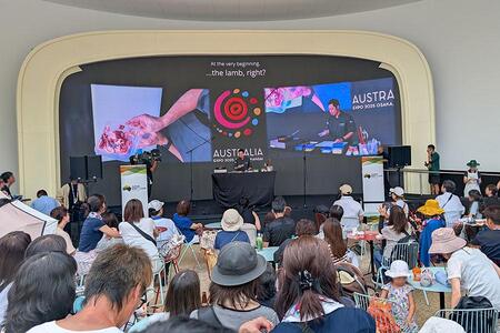 『大阪・関西万博』オーストラリア館で９月１０日、「ラム焼きそば」の無料配布を実施。ステージでは料理実演が行われた（１１時４０分ごろ／Ｌｍａｇａ.ｊｐ撮影）