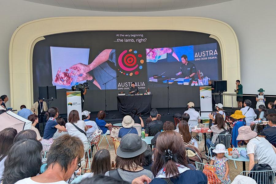 『大阪・関西万博』オーストラリア館で９月１０日、「ラム焼きそば」の無料配布を実施。ステージでは料理実演が行われた（１１時４０分ごろ／Ｌｍａｇａ.ｊｐ撮影）