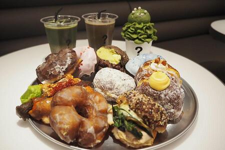 約40種のドーナツが揃う「I’m donut? 京都」。ドリンクも抹茶やほうじ茶を使用したものをスタンバイ（9月12日・Lmaga.jp撮影）
