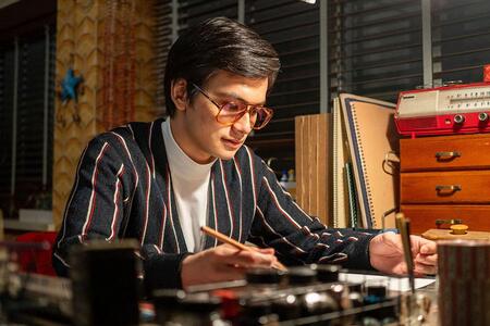 　『あんぱん』第１２０回より。何かに突き動かされるように、絵を描く嵩（北村匠海）　©ＮＨＫ