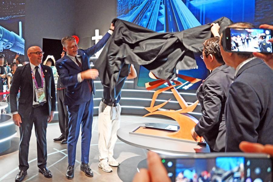 　万博イタリア館に今だけの作品が追加に…パビリオンで除幕式(撮影９月１２日：大阪・関西万博）