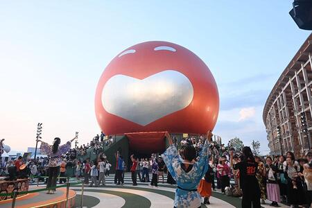 　『盆踊りのアシタ』で、ステージ下に設置されたヤグラを囲んで踊る人々（７月７日／Ｌｍａｇａ.ｊｐ撮影）