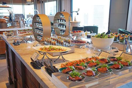 　「大阪ステーションホテル」のビュッフェ台の様子。冷製料理には、たっぷりの海鮮やローストビーフを使用する（９月２日／Ｌｍａｇａ.ｊｐ撮影）
