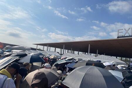 ゲート前は、少しでも早く会場に入って、パビリオンに向かいたい人ばかり