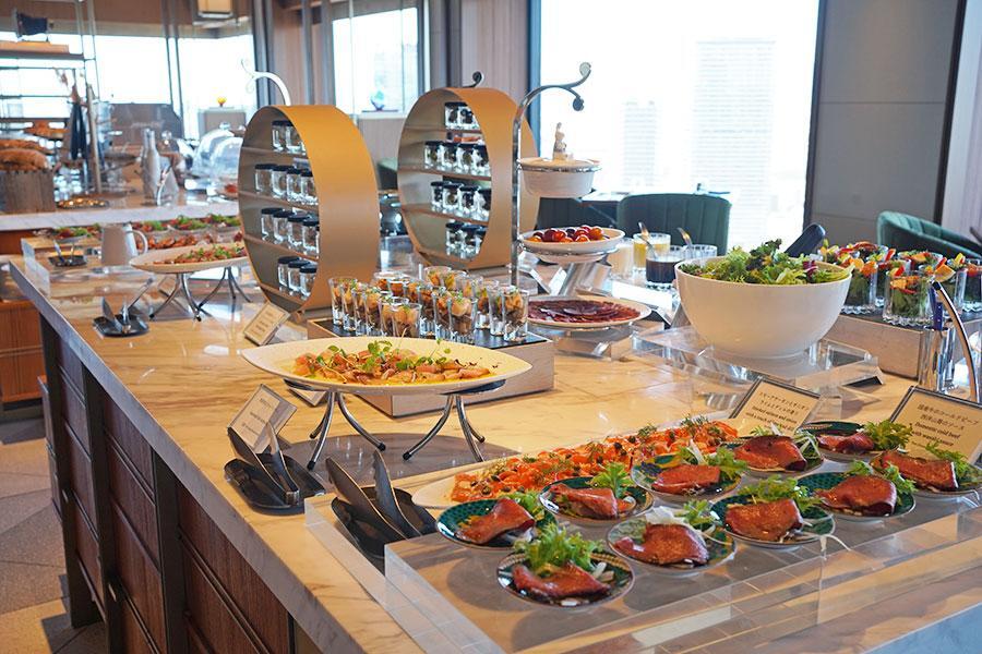 　「大阪ステーションホテル」のビュッフェ台の様子。冷製料理には、たっぷりの海鮮やローストビーフを使用する（９月２日／Ｌｍａｇａ.ｊｐ撮影）