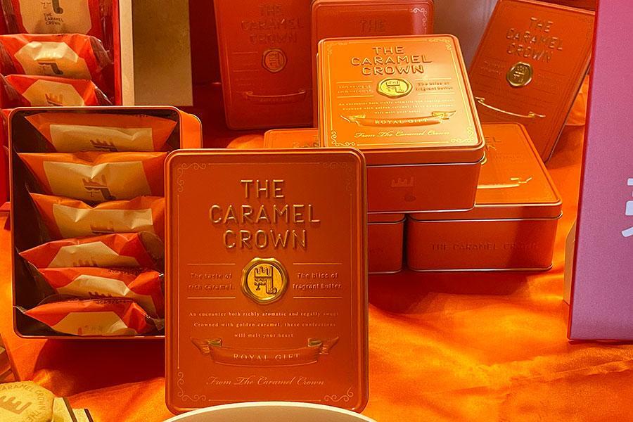 　「阪急うめだ本店」で購入できる「ザ・キャラメルクラウン」の「ＴＨＥ キャラメル缶 Ｎａｔｉｏｎａｌ Ｃａｒａｍｅｌ Ｍｏｎｔｈ」（６個１９４４円）