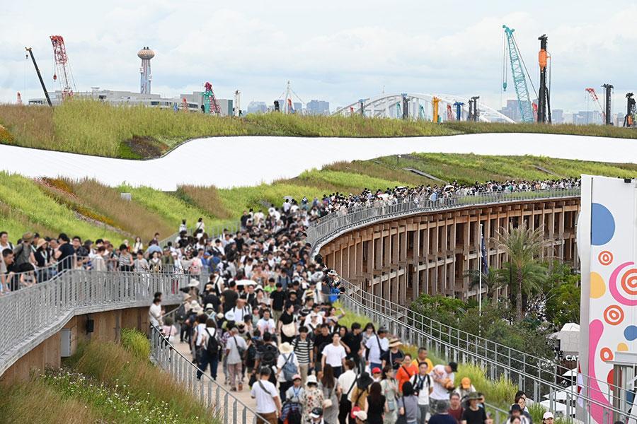 　混雑する大屋根リング上（９月１３日１４時頃・Ｌｍａｇａ.ｊｐ撮影）