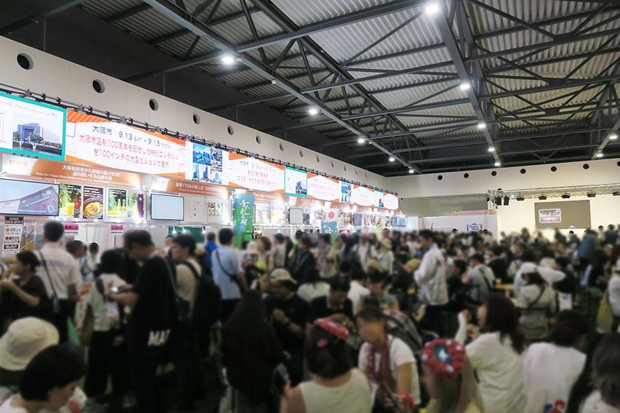 　『大阪・関西万博』ＷＡＳＳＥで９月１３日～１５日まで開催中の『【大阪ウィーク～秋～】地域の魅力発見ツアー ～大阪４３市町村の見どころ～』もこの混雑ぶり（９月１４日・１７時半頃／Ｌｍａｇａ.ｊｐ撮影）