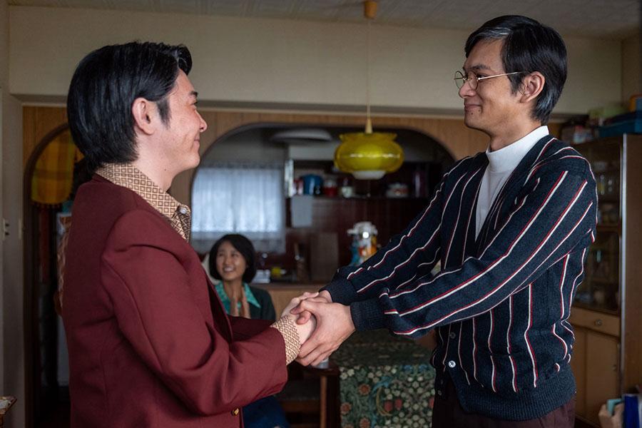『あんぱん』第１２１回より。握手をする作曲家・いせたくや（写真左、大森元貴）と嵩（写真右、北村匠海）（Ｃ）ＮＨＫ