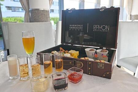 ホテル「アルモニーアンブラッセ大阪」（大阪市北区）では、アフタヌーンティーのスイーツやセイボリーを全品食べ放題でいただける（９月１日／Ｌｍａｇａ.ｊｐ編集部）