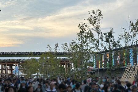 『大阪・関西万博』９月１５日・１７時３０分頃、夕陽を見るために大混雑の大屋根リング西側の様子（コモンズＣ前から撮影／Ｌｍａｇａ.ｊｐ）