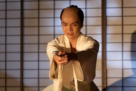 『べらぼう～蔦重栄華乃夢噺～』第３６回より。自害しようとする戯作者・恋川春町（岡山天音）（Ｃ）ＮＨＫ